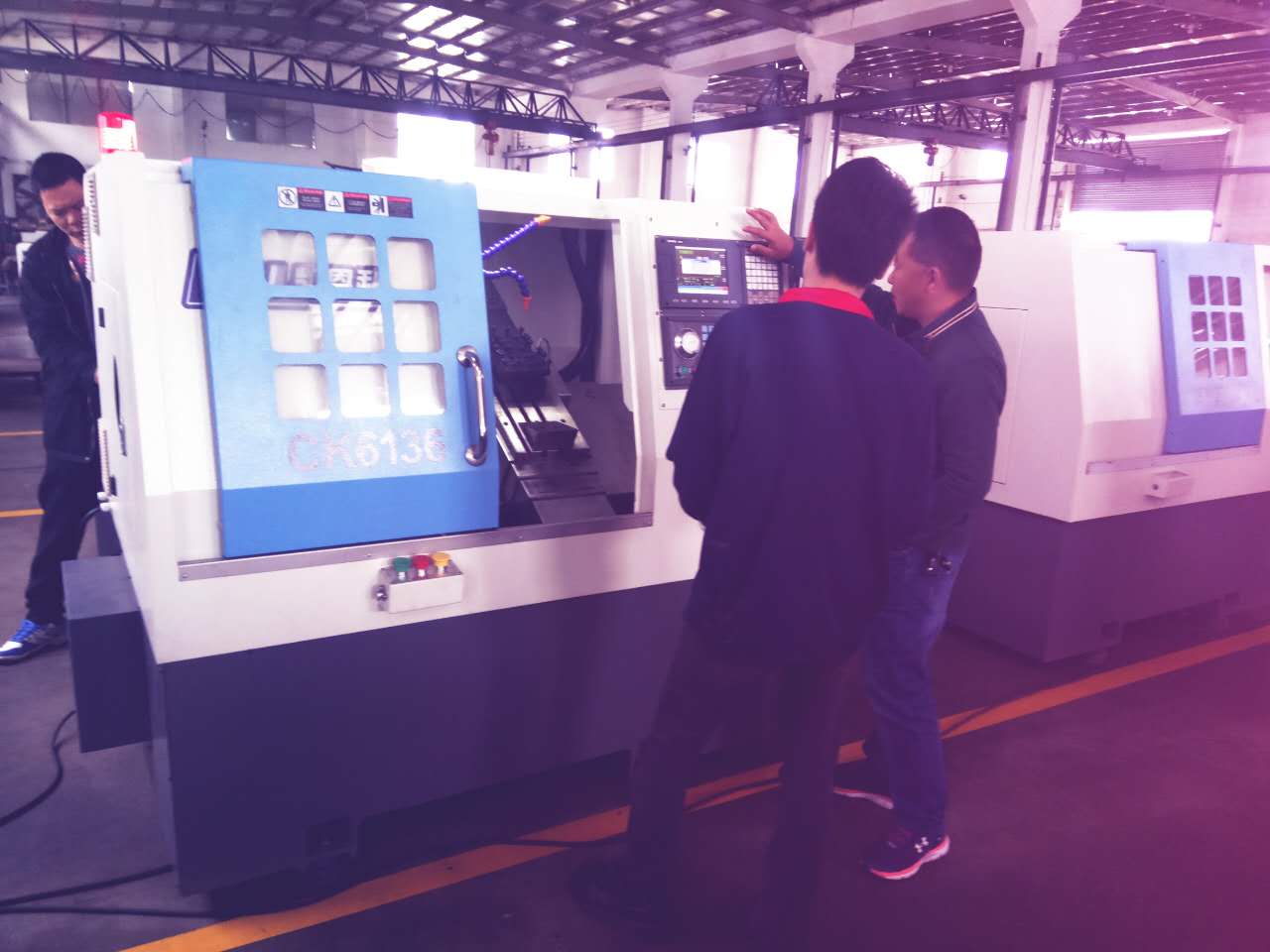 凱恩利技術人員馬生培訓李建林老板數控車床的操作方法簡單的保養維護