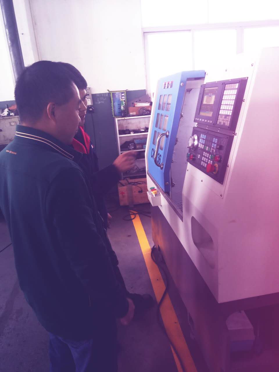 凱恩利技術人員莫生培訓李建林老板數控車床的使用方法