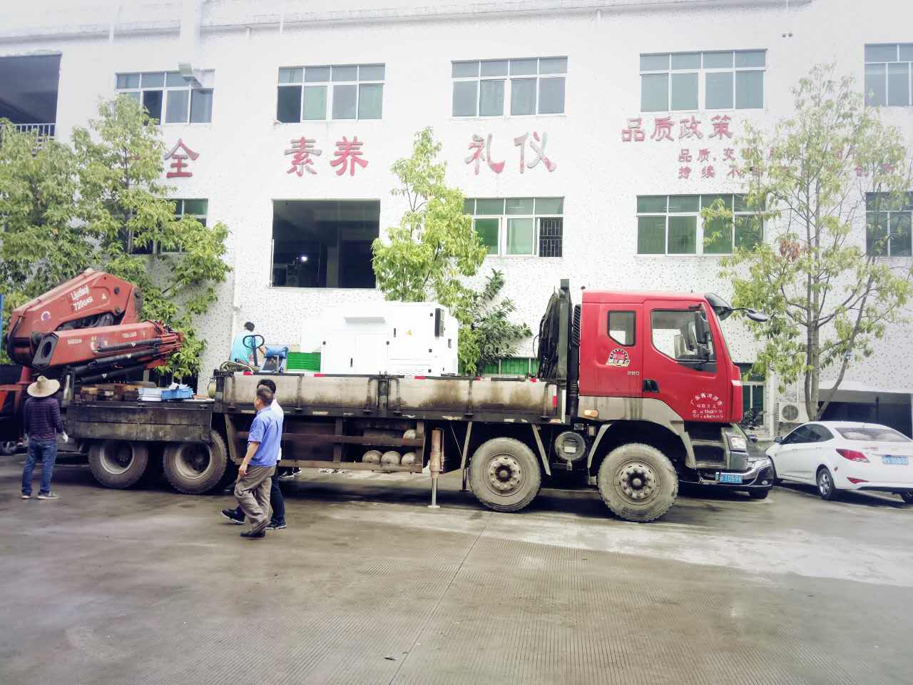 準(zhǔn)備用吊車把凱恩利的機床吊上二樓 準(zhǔn)備用吊車把凱恩利的機床吊上二樓