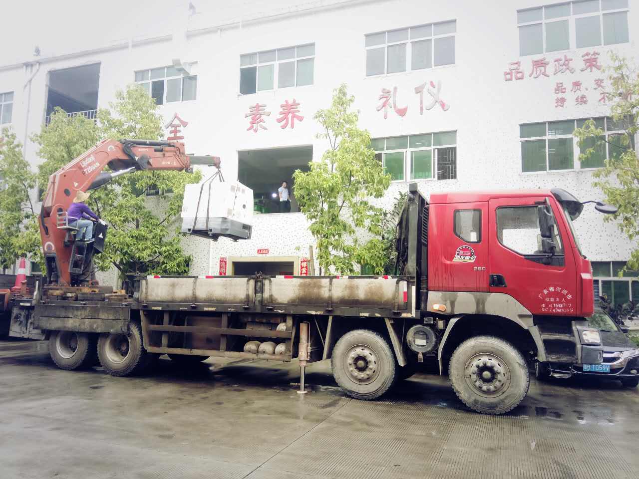 機器調(diào)裝中,準(zhǔn)備吊上二樓 機器調(diào)裝中,準(zhǔn)備吊上二樓