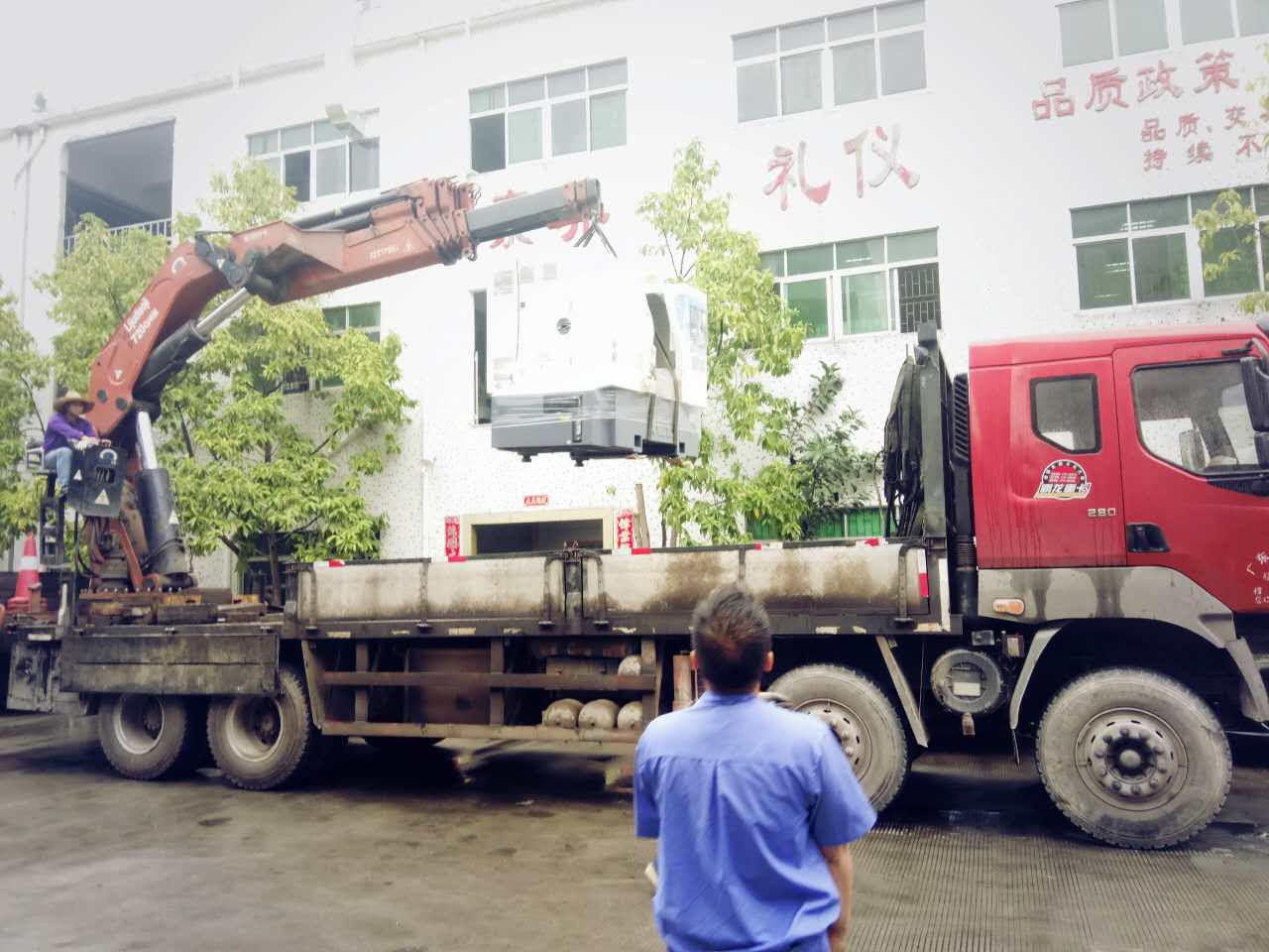 機器調(diào)裝中,注意安全! 機器調(diào)裝中,注意安全!