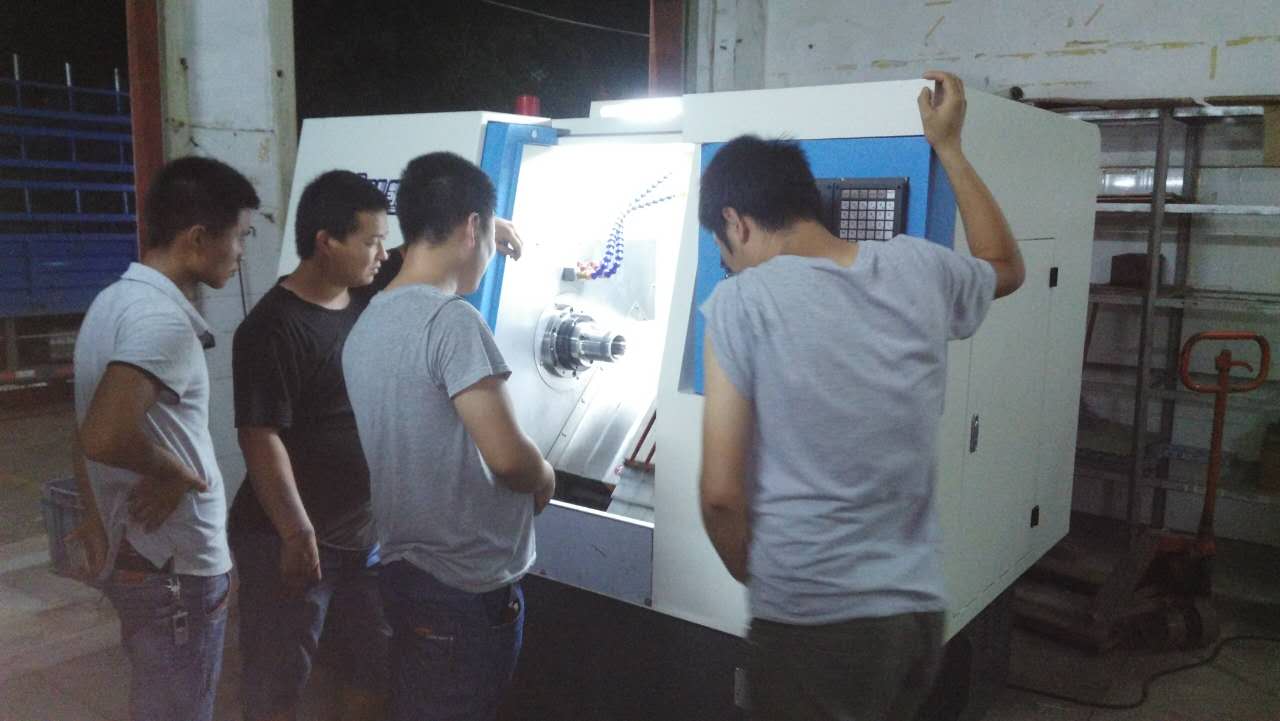 周邊的客戶（同行業的加工廠老板來參觀凱恩利的機器）