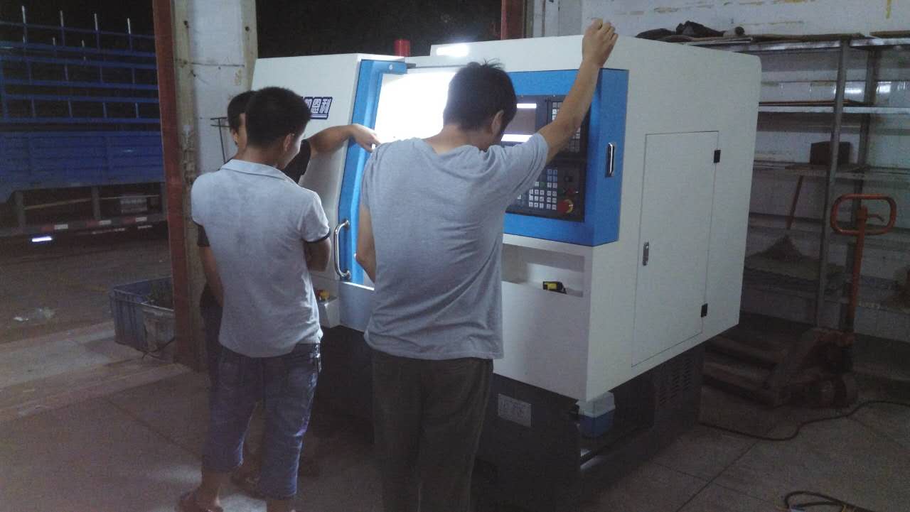 凱恩利機床（客戶在調參數試車）