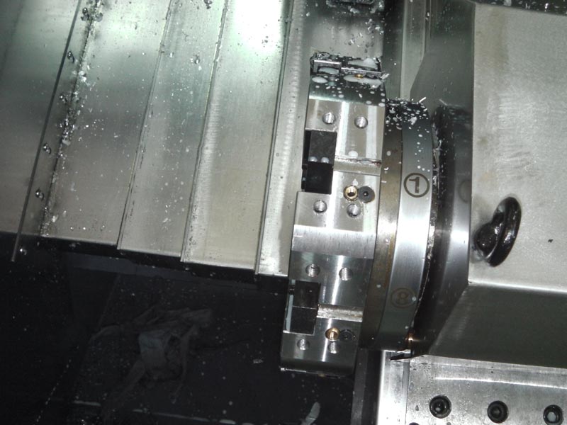 大拖板和刀架斜置，使得機床的操作和排屑都很方便，并且占地面積小，有很好的宜人性。