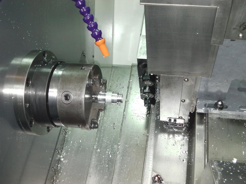 大拖板和刀架斜置，使得機床的操作和排屑都很方便，并且占地面積小，有很好的宜人性。