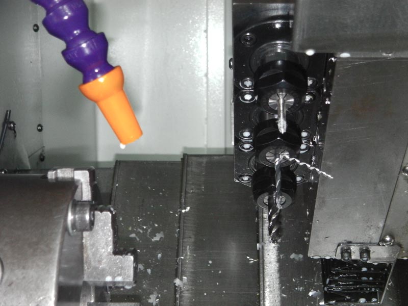  機床結構特點 Construction and feature of machine tool ■ 適用于重負荷和連續切削，可保持長久的高精度和優質的表面精糙度。 ■ 高精度、高剛性、重負荷主軸。 主軸采用原裝進口日本NSK或德國FAG P4級精密級主軸軸承 主軸采用原裝進口日本NSK或德國FAG P4級精密級主軸軸承 主軸采用原裝進口日本NSK或德國FAG P4級精密級主軸軸承 主軸采用原裝進口日本NSK或德國FAG P4級精密級主軸軸承 主軸采用原裝進口日本NSK或德國FAG P4級精密級主軸軸承，經工程計算分析取得較佳化的跨距配置，配合獨特的迷宮式防水設計和散熱片式主軸箱設計，可達到更佳的防水防塵效果。引用高科技潤滑技術及高剛性套筒結構展現較佳穩定性，能確保更大軸向剛性，徑向剛性及加工精度。采用專用主軸電機及進口變頻器，實現大范圍自動無級調速，整支主軸由臺灣普森專業主軸廠家生產。主軸軸承為前三后二排列,更能承受較強沖擊。主軸設計轉速可達8000rpm/min。 ■ 剛性好，操作、排屑方便。 高強度，床身傾斜45°，采用優質鑄鐵樹脂砂造型，并經二次退火處理，保證鑄件穩定性，緊密型筋骨板結構，剛性好、抗震性強。