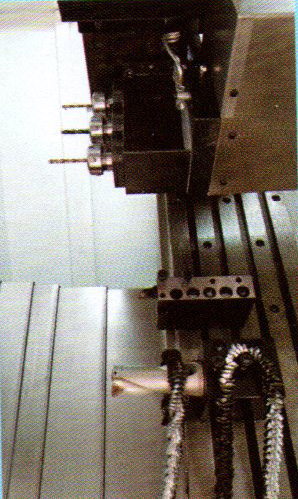 控制系統及主軸電機采用伺服主軸，加裝兩軸徑向或軸向伺服動力頭。可實現主軸360度任意分度定位，鉆、攻、銑功能。