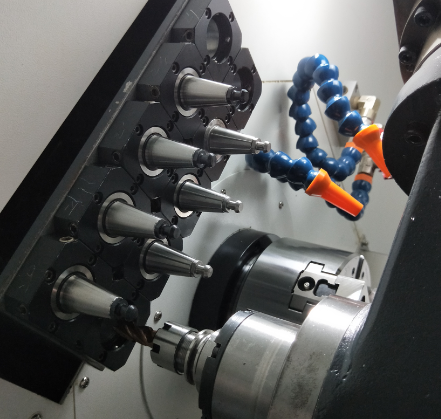 .數控車床標準配置臺灣套筒主軸.主軸軸承采用日本NSK高精度滾動主軸軸承、主軸最高轉速可達6000r/min,主軸伺服主軸驅動,可實現C軸差補分度加工。 .數控車床標準配置臺灣套筒主軸.主軸軸承采用日本NSK高精度滾動主軸軸承、主軸最高轉速可達6000r/min,主軸伺服主軸驅動,可實現C軸差補分度加工。