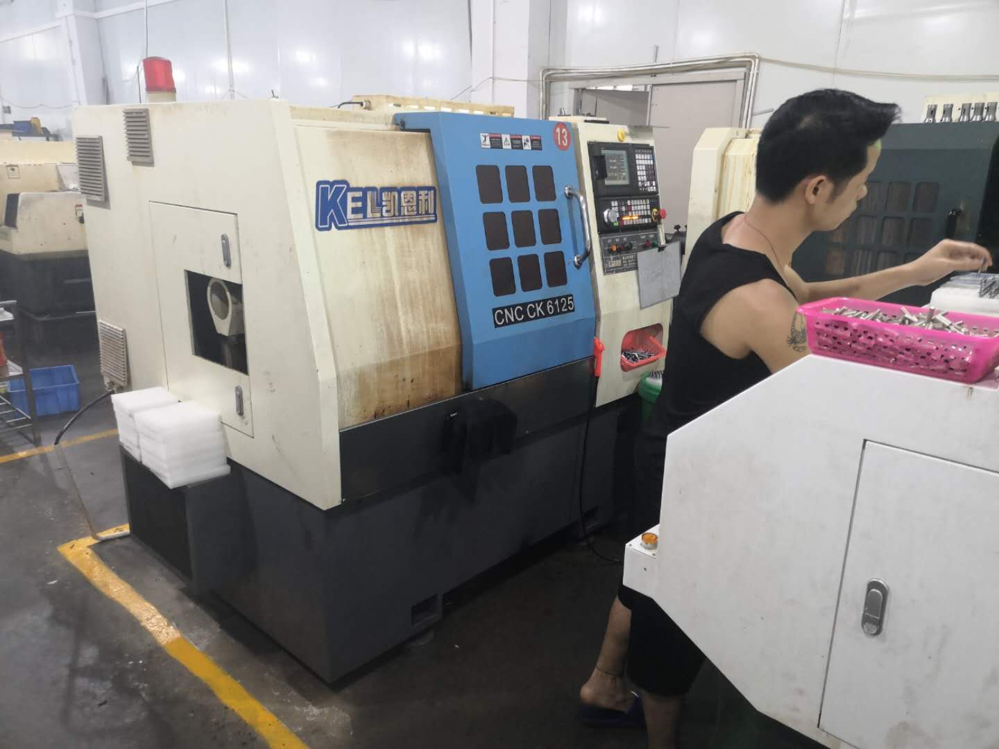 生產(chǎn)工人在專心的操作凱恩利數(shù)控車床 生產(chǎn)工人在專心的操作凱恩利數(shù)控車床