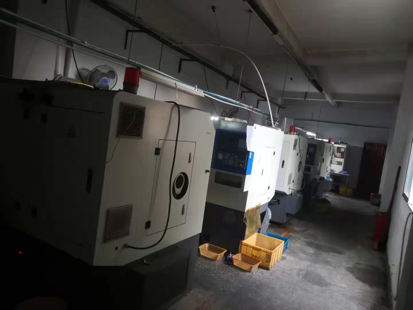 現在機器擺在一樓，總的有六~七臺機，六臺機是中山凱恩利機械的。其中36機5臺，46機1臺