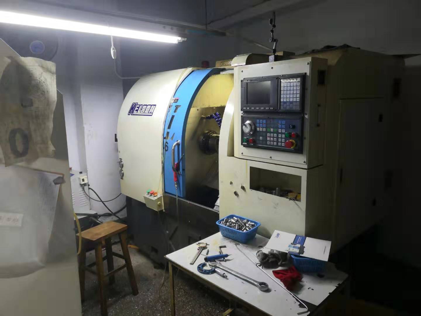 現在機器擺在一樓，總的有六~七臺機，六臺機是中山凱恩利機械的。其中36機5臺，46機1臺